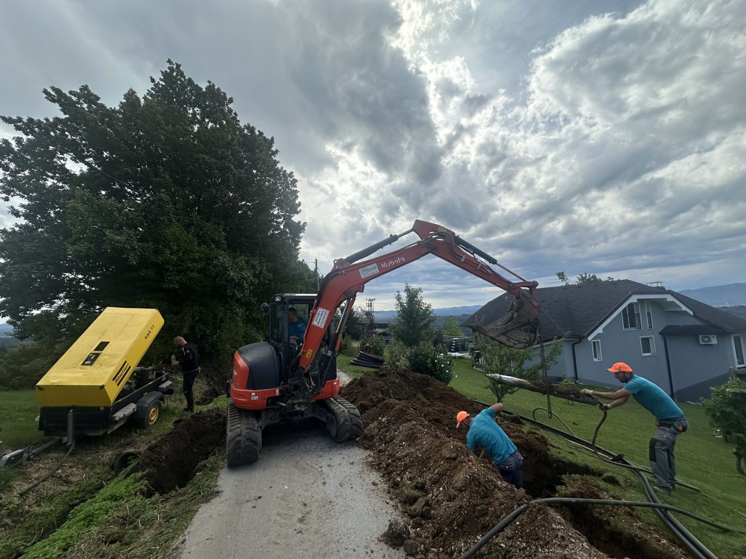 Izkop jarka za optični kabel z bagrom Kubota in kompresorjem