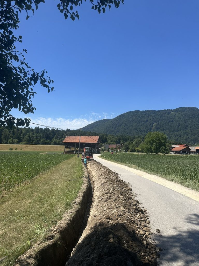 Jarek za optični kabel ob poljski cesti