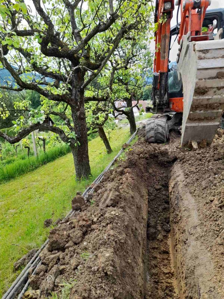 Polaganje optičnega kabla skozi sadovnjak