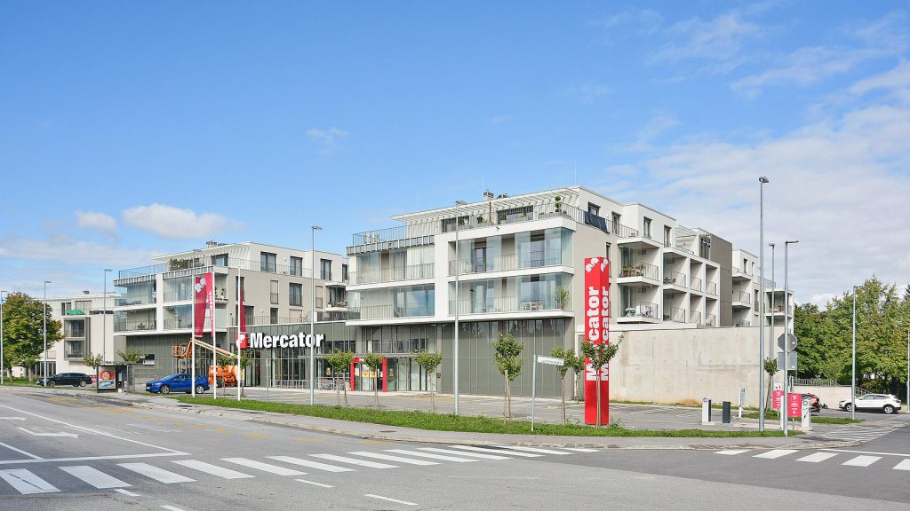 Stanovanjsko-poslovni objekt Koseško okno v Ljubljani z urejeno okolico