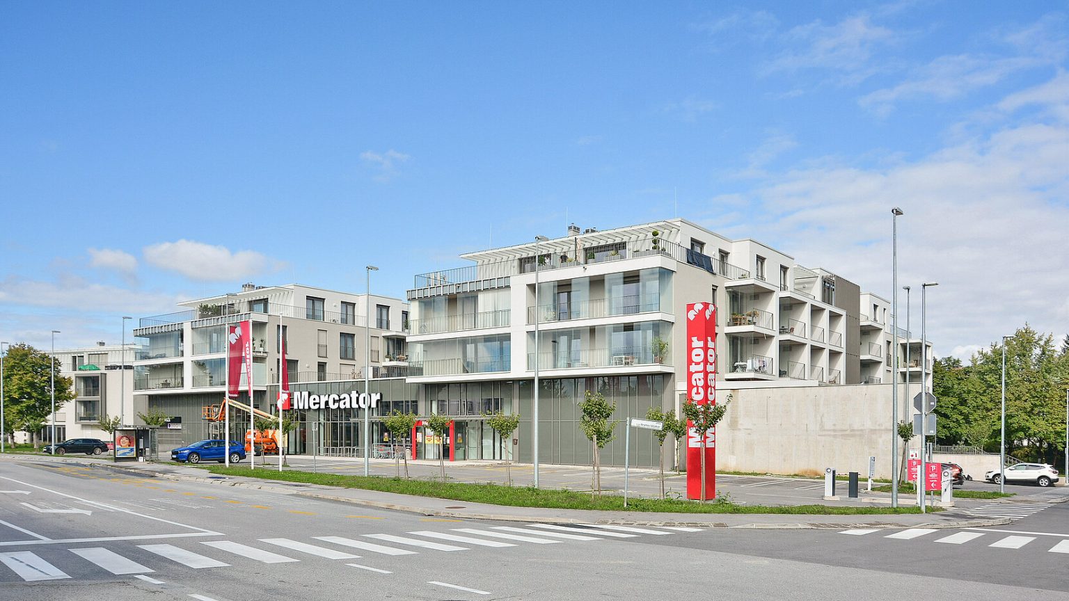 Stanovanjsko-poslovni objekt Koseško okno v Ljubljani z urejeno okolico