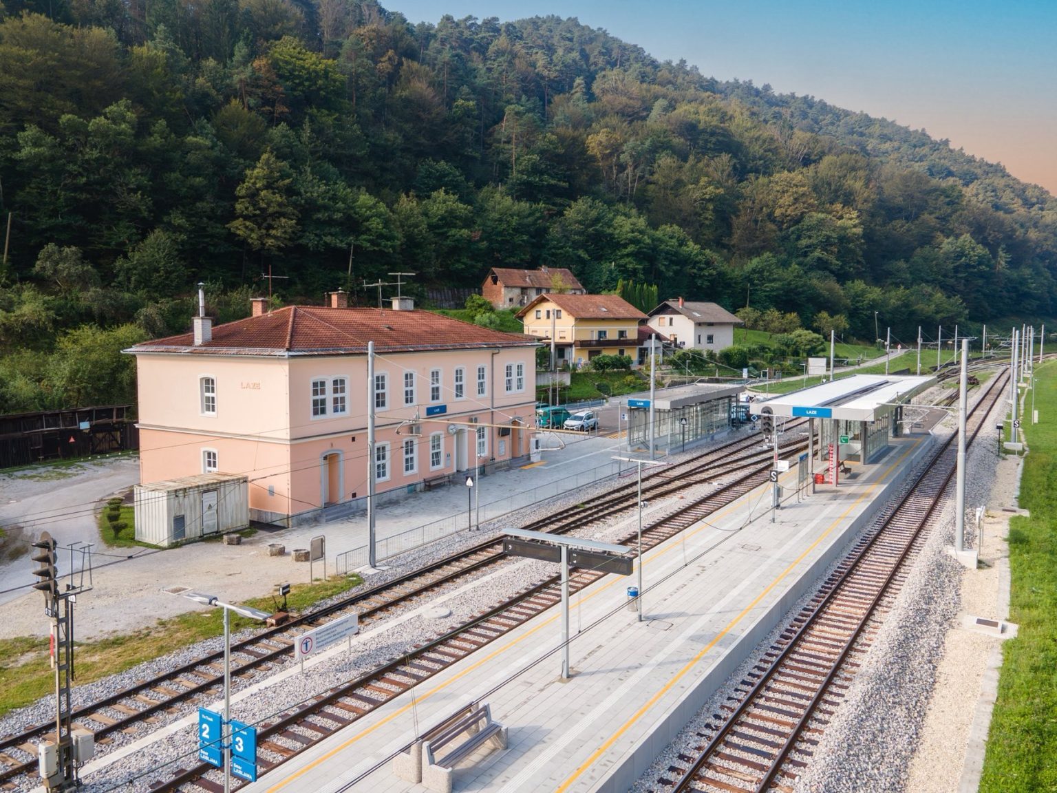 Železniška postaja Laze z obnovljenima peronoma